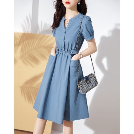 Vestido midi elegante de verão em puro algodão, com gola redonda, mangas curtas, cintura alta e mangas bufantes.