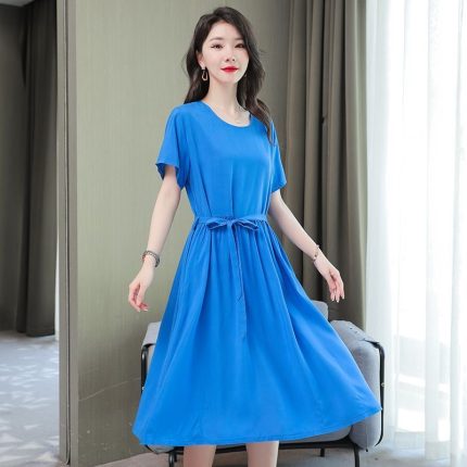 Vestido de cor sólida com cintura ajustada