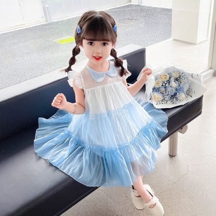 Vestido de verão infantil para menina com mangas esvoaçantes.