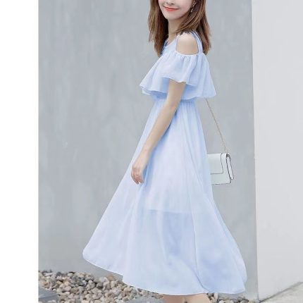 Vestido de cor lisa, estilo boho-chic, com ombros à mostra, ideal para estudantes.