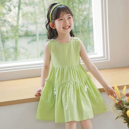 Vestido regata infantil sem mangas e de cor lisa.