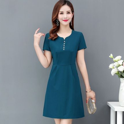 079Um vestido azul elegante e versátil.