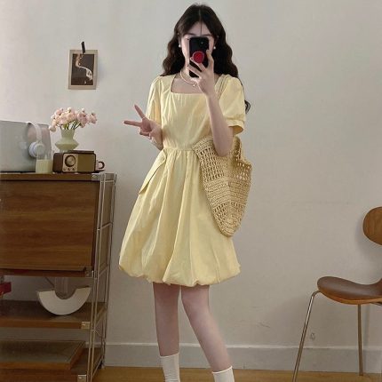 081Um vestido amarelo elegante e versátil.