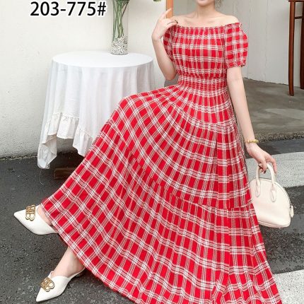 Vestido longo xadrez vermelho com ombros à mostra02