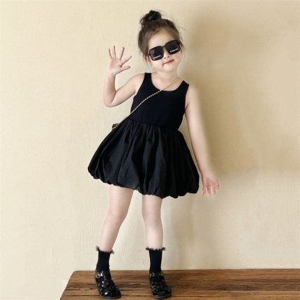 77Vestido preto infantil elegante e versátil